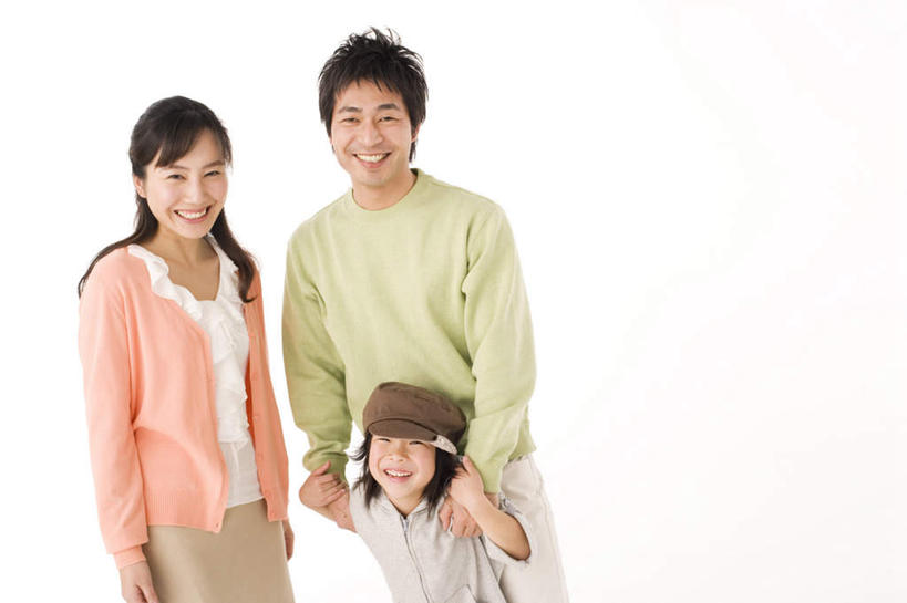 东方人,儿童,头发,三个人,家庭,夫妻,母亲,父亲,儿子,站,伸展双臂,笑,摸,微笑,露齿笑,横图,俯视,室内,白天,白色背景,爱情,纯洁,帽子,亚洲,抚摸,阴影,服装,反射,影子,褐色,浪漫,注视,休闲装,黄种人,小孩,衣服,粉色,黄色,白色,黑色,观察,看,站着,休闲,温暖,温馨,父子,母子,三口之家,一家人,休闲服,恩爱,父爱,可爱,母爱,童年,童趣,恋人,摄影,服饰,影棚,观看,和睦,察看,关注,童真,烂漫,无邪,一顶,天真,男孩,男人,男性,年轻男性,年轻女性,女人,女性,亚洲人,孩子,年轻人,夫妇,情侣,敞开双臂,触摸,接触,伸开双臂,展开双肩,站立,张开手臂,张开双臂,半身,彩图,高角度拍摄,影棚拍摄,拍摄,伴侣,融洽,男生