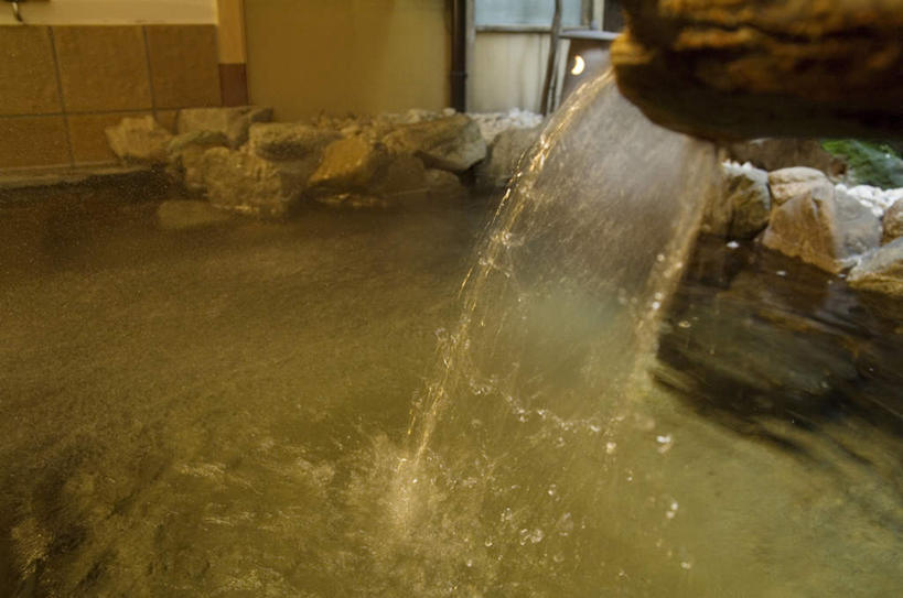 无人,横图,俯视,室内,白天,按摩,美容,草地,草坪,石头,水,植物,窗户,落地窗,护肤,阴影,波纹,飞溅,溅,光线,石子,液体,影子,墙,水滴,玻璃窗,墙壁,墙面,水珠,草,绿色,水纹,阳光,波浪,保养,享受,休闲,放松,保健,温泉浴场,流动,喷洒,养颜,石块,矿泉疗养地,彩图,高角度拍摄,水疗