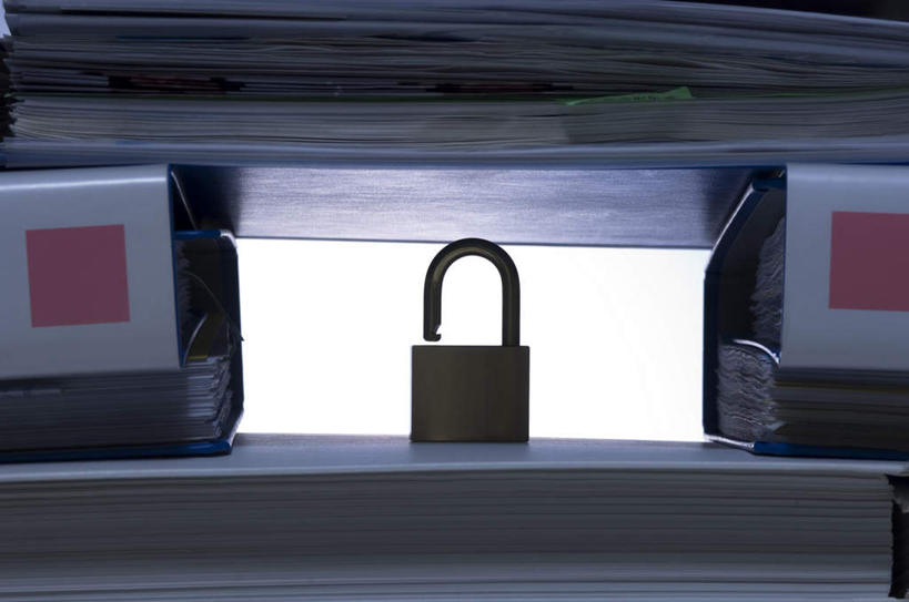 无人,横图,室内,特写,白天,正面,安全,桌面,一把,一堆,许多,阴影,不锈钢,堆叠,堆积,光线,不锈钢制品,材料,档案,文件,影子,防护,锁,阳光,夹子,资料,堆,保护,挂锁,文档,保险,私密,保全,周全,安稳,安定,防盗,活页夹,平安,彩图