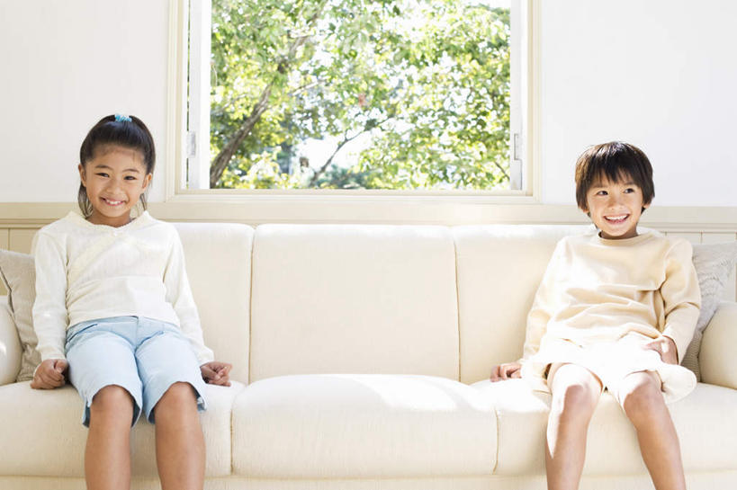 东方人,儿童,头发,两个人,伙伴,朋友,客厅,坐,笑,摸,微笑,露齿笑,横图,室内,白天,正面,友谊,纯洁,植物,靠垫,沙发,亚洲,撑,抚摸,阴影,服装,光线,影子,墙,靠枕,注视,休闲装,黄种人,墙壁,墙面,树,树木,小孩,衣服,绿色,白色,黑色,阳光,自然,垫子,枕头,观察,看,靠,靠着,倚靠,休闲,休闲服,可爱,童年,童趣,服饰,生长,成长,观看,察看,起居室,撑着,倚着,关注,布艺沙发,童真,烂漫,无邪,天真,友情,男孩,男人,男性,女孩,女人,女性,亚洲人,触摸,接触,坐着,半身,彩图,男生,女生