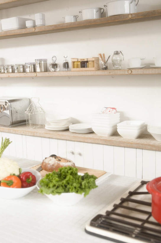 点心,面包,无人,竖图,俯视,室内,白天,厨房,柜子,辣椒,蔬菜,餐具,一排,许多,阴影,新鲜,整齐,光线,碟子,盘,影子,墙,生菜,莴苣,食品,面点,案板,墙壁,墙面,砧板,食物,糕点,排列,阳光,盘子,橱柜,碟,碗,有机食品,绿色食品,队列,彩椒,辣角,红海椒,大椒,辣虎,广椒,春菜,鹅仔菜,莴仔菜,千金菜,叶用莴苣,进餐用具,烹调用具,甜椒,柿子椒,辣子,海椒,番椒,灯笼椒,彩图,高角度拍摄,灶间