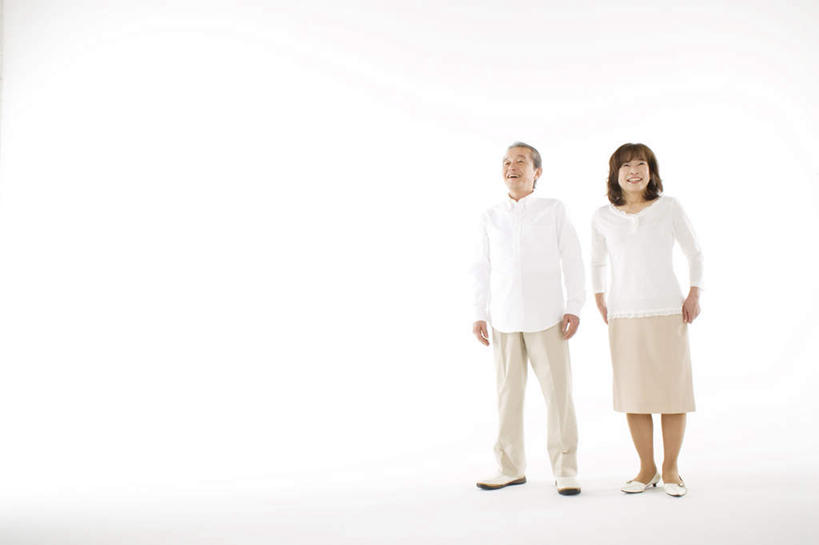 东方人,头发,两个人,家庭,夫妻,站,笑,微笑,露齿笑,横图,室内,白天,白色背景,正面,爱情,亚洲,阴影,服装,光线,瓷砖,地砖,影子,地面,浪漫,注视,休闲装,黄种人,衣服,白色,黑色,阳光,观察,看,站着,休闲,温暖,温馨,一家人,休闲服,恩爱,恋人,摄影,服饰,影棚,观看,和睦,察看,关注,老年男性,老年女性,男人,男性,女人,女性,亚洲人,夫妇,情侣,抬头,仰头,站立,彩图,全身,影棚拍摄,拍摄,伴侣,融洽