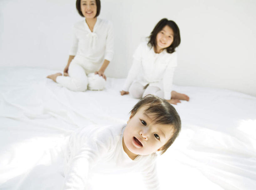 东方人,儿童,头发,三个人,伙伴,朋友,坐,笑,微笑,露齿笑,横图,俯视,室内,白天,友谊,纯洁,成功,合作,团队,集体,信心,床,卧室,亚洲,阴影,服装,光线,影子,墙,床单,扭头,注视,休闲装,黄种人,被子,队伍,墙壁,墙面,小孩,衣服,白色,黑色,阳光,观察,看,趴着,张嘴,转头,休闲,休闲服,可爱,童年,童趣,服饰,单人床,观看,察看,被单,成就,关注,合伙,张大嘴巴,童真,烂漫,无邪,天真,友情,男孩,男人,男性,女孩,女人,女性,亚洲人,张开嘴,趴,抬头,仰头,坐着,半身,彩图,高角度拍摄,睡房,卧房,男生,女生