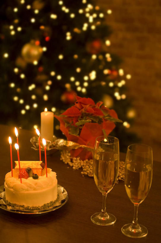 点心,无人,竖图,俯视,室内,白天,下午茶,植物,餐桌,桌子,杯子,蜡烛,照明,圣诞节,一棵,一块,节日,朦胧,模糊,庆祝,装饰,彩灯,高脚杯,火焰,烛光,灯光,食品,圣诞树,缎带,红酒杯,燃烧,文化,玻璃制品,灯,树,树木,食物,糕点,排列,两个,红色,绿色,自然,酒杯,灯具,点燃,庆典,生长,成长,餐台,纪念,华丽,修饰,照亮,点缀,照明设备,队列,衬托,美观,雅致,雅观,玻璃杯,彩图,高角度拍摄,蛋糕