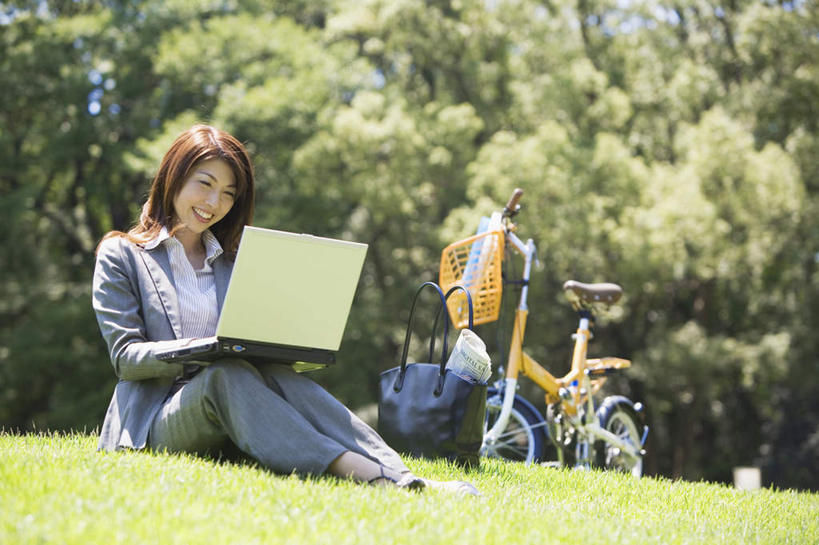 东方人,一个人,坐,笑,摸,微笑,露齿笑,横图,室外,白天,正面,旅游,度假,电脑,笔记本电脑,草地,草坪,美景,植物,自行车,亚洲,仅一个年轻女性,仅一个女性,仅一个人,一辆,抚摸,敲打,阴影,光线,网络,影子,景观,注视,黄种人,娱乐,输入,通讯设备,车,脚踏车,草,树,树木,黄色,蓝色,绿色,蓝天,天空,阳光,自然,交通工具,天,打字,低头,观察,看,享受,休闲,景色,放松,生长,成长,观看,点击,敲击,察看,无线,关注,自然风光,载具,通信设备,无线网络,无线上网,便携式电脑,按键,手提电脑,年轻女性,女人,女性,亚洲人,触摸,接触,坐着,彩图,全身
