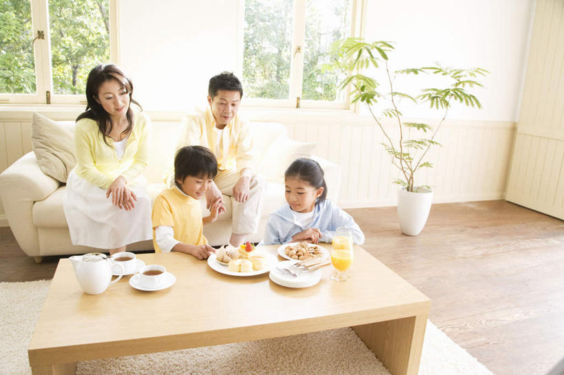 点心,东方人,儿童,头发,四个人,家庭,夫妻,母亲,父亲,女儿,儿子,客厅,坐,笑,摸,微笑,露齿笑,横图,俯视,室内,白天,爱情,纯洁,植物,餐桌,窗户,桌子,杯子,亚洲,抚摸,握,阴影,服装,光线,瓷器,盆栽,影子,墙,食品,甜点,甜品,咖啡杯,盆景,陶瓷制品,浪漫,拿,拿着,注视,休闲装,黄种人,玻璃窗,墙壁,墙面,树,树木,食物,糕点,小孩,衣服,黄色,蓝色,绿色,黑色,阳光,自然,甜食,观察,看,靠,靠着,倚靠,休闲,温暖,温馨,父子,母女,一家人,休闲服,恩爱,父爱,可爱,母爱,童年,童趣,握着,恋人,服饰,生长,成长,餐台,观看,和睦,察看,起居室,倚着,关注,瓷杯,童真,烂漫,无邪,天真,男孩,男人,男性,年轻男性,年轻女性,女孩,女人,女性,亚洲人,孩子,夫妇,情侣,触摸,接触,坐着,彩图,高角度拍摄,全身,伴侣,融洽,男生,女生