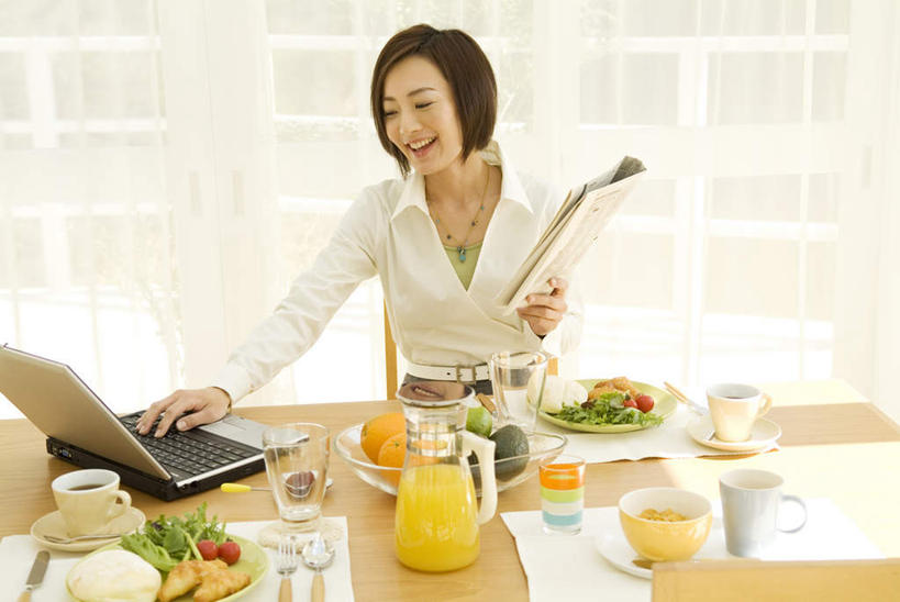 果汁,东方人,一个人,客厅,坐,举,笑,摸,微笑,露齿笑,横图,室内,白天,正面,衬衫,电脑,笔记本电脑,餐桌,桌子,柠檬,杯子,餐具,书籍,水果,亚洲,仅一个年轻女性,仅一个女性,仅一个人,一本,一排,许多,抚摸,敲打,握,新鲜,整齐,网络,瓷器,碟子,方格,盘,墙,生食,食品,果实,咖啡杯,陶瓷制品,一杯,拿,拿着,注视,黄种人,输入,通讯设备,墙壁,墙面,食物,排列,黄色,白色,盘子,碟,打字,观察,看,靠,靠着,托,倚靠,张嘴,握着,有机食品,绿色食品,餐台,观看,点击,一台,敲击,察看,无线,起居室,倚着,队列,关注,瓷杯,通信设备,无线网络,张大嘴巴,无线上网,便携式电脑,按键,手提电脑,年轻女性,女人,女性,亚洲人,书,图书,张开嘴,益母果,柠果,触摸,接触,举起,举手,举着,向上举,向上伸,向上托,坐着,半身,彩图,衬衣