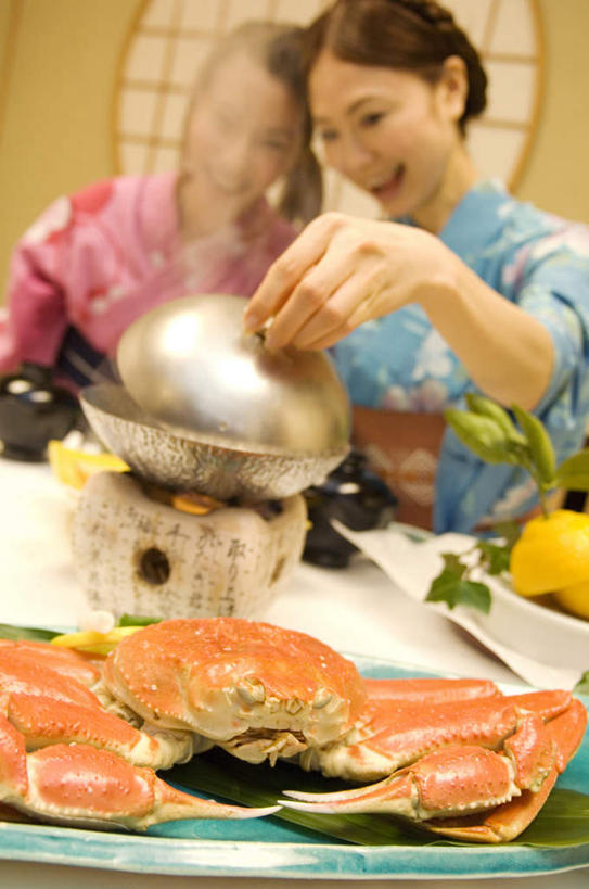 海鲜,蟹,东方人,头发,两个人,伙伴,朋友,客厅,坐,笑,摸,微笑,露齿笑,竖图,室内,白天,正面,民族服装,友谊,餐具,亚洲,抚摸,握,和服,朦胧,模糊,螃蟹,碟子,方格,锅子,盘,墙,拿,拿着,注视,黄种人,火锅,水产,海洋生物,墙壁,墙面,一个,一只,粉色,黄色,蓝色,黑色,盘子,碟,打开,低头,观察,看,张嘴,握着,服饰,单个,观看,察看,起居室,开启,关注,水生动物,海产品,水生物,张大嘴巴,海底动物,吴服,唐草,唐花,唐锦,友情,年轻女性,女人,女性,亚洲人,张开嘴,触摸,接触,坐着,半身,彩图,传统服装,民俗服