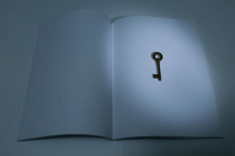 无人,横图,俯视,室内,特写,白天,安全,桌面,静物,一把,一张,阴影,朦胧,模糊,反射,影子,纸,防护,钥匙,白色,保护,开启,封闭,保险,私密,保全,周全,安稳,安定,防盗,平安,彩图,高角度拍摄