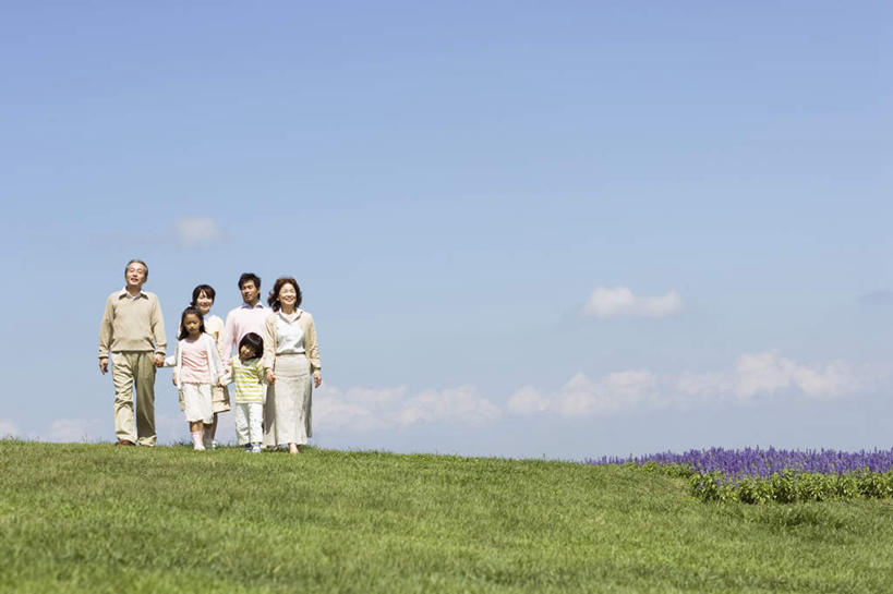 儿童,老年人,头发,夫妻,母亲,父亲,女儿,儿子,祖母,祖父,三代同堂,站,走,握手,笑,摸,微笑,露齿笑,横图,室外,白天,正面,爱情,旅游,度假,纯洁,草地,草坪,美景,植物,一排,抚摸,阴影,服装,整齐,光线,影子,景观,云,云朵,浪漫,云彩,注视,休闲装,娱乐,祖孙三代,草,树,树木,排列,小孩,衣服,蓝色,绿色,白色,黑色,白云,蓝天,天空,阳光,自然,天,观察,看,站着,享受,休闲,温暖,温馨,父女,父子,母女,母子,休闲服,景色,恩爱,放松,父爱,可爱,母爱,童年,童趣,恋人,服饰,生长,奶奶,爷爷,成长,观看,祖孙,和睦,察看,队列,关注,自然风光,童真,烂漫,无邪,外婆,外孙女,外祖母,外公,外祖父,外孙,外孙子,天真,老年男性,老年女性,男孩,男人,男性,年轻男性,年轻女性,女孩,女人,女性,孩子,年轻人,夫妇,情侣,全家福,孙女,孙子,步行,触摸,接触,拉手,散步,手拉手,手握手,站立,走路,彩图,全身,伴侣,融洽,男生,女生,爸爸,多代同堂,妈妈