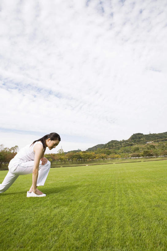 东方人,头发,一个人,蹲,笑,摸,微笑,露齿笑,竖图,室外,白天,侧面,旅游,度假,草地,草坪,美景,植物,亚洲,仅一个年轻女性,仅一个女性,仅一个人,撑,抚摸,阴影,服装,光线,影子,景观,云,云朵,云彩,注视,休闲装,黄种人,娱乐,草,树,树木,衣服,蓝色,绿色,白色,黑色,白云,蓝天,天空,阳光,自然,天,低头,观察,看,享受,休闲,休闲服,景色,放松,服饰,生长,成长,观看,察看,撑着,关注,自然风光,年轻女性,女人,女性,亚洲人,触摸,蹲着,接触,半身,彩图