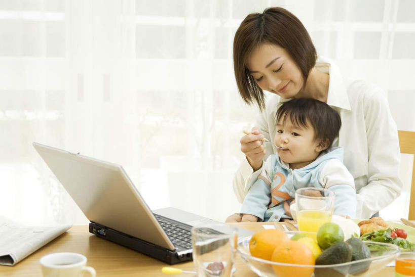 东方人,儿童,两个人,家庭,母亲,女儿,客厅,坐,笑,摸,微笑,露齿笑,横图,室内,白天,正面,幸福,纯洁,电脑,笔记本电脑,餐桌,茶,窗户,桌子,梨,柠檬,报纸,杯子,餐具,水果,亚洲,一张,撑,抚摸,阴影,新鲜,光线,网络,信息,瓷器,碟子,方格,盘,影子,勺子,墙,生食,食品,果实,咖啡杯,陶瓷制品,注视,黄种人,娱乐,通讯设备,玻璃窗,墙壁,墙面,食物,饮料,小孩,绿色,阳光,盘子,调羹,碟,汤匙,低头,观察,看,靠,靠着,倚靠,享受,休闲,温暖,温馨,母女,一家人,香梨,放松,可爱,乐趣,母爱,童年,童趣,有机食品,绿色食品,餐台,观看,新闻,柠檬茶,和睦,察看,无线,起居室,撑着,舒适,倚着,关注,瓷杯,通信设备,无线网络,无线上网,便携式电脑,童真,烂漫,无邪,天真,手提电脑,年轻女性,女孩,女人,女性,亚洲人,孩子,年轻人,益母果,生梨,柠果,触摸,接触,坐着,半身,彩图,融洽,报刊,女生