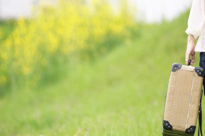 东方人,一个人,站,摸,横图,室外,白天,旅游,度假,草地,草坪,美景,植物,亚洲,仅一个年轻女性,仅一个女性,仅一个人,抚摸,阴影,服装,朦胧,模糊,盛开,光线,拉杆箱,旅行箱,影子,景观,花蕾,拎,休闲装,黄种人,娱乐,草,花,花瓣,花朵,鲜花,一个,背面,衣服,黄色,蓝色,绿色,白色,蓝天,天空,阳光,自然,行李箱,箱子,天,花苞,花蕊,站着,享受,休闲,休闲服,景色,放松,服饰,单个,出差,自然风光,年轻女性,女人,女性,亚洲人,触摸,接触,站立,半身,彩图,旅行,拎着