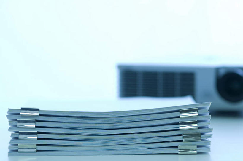 无人,横图,室内,特写,白天,正面,桌面,一堆,一排,许多,阴影,不锈钢,堆叠,堆积,朦胧,模糊,整齐,光线,不锈钢制品,材料,档案,文件,影子,排列,一个,阳光,夹子,资料,单个,堆,队列,文档,投影设备,彩图