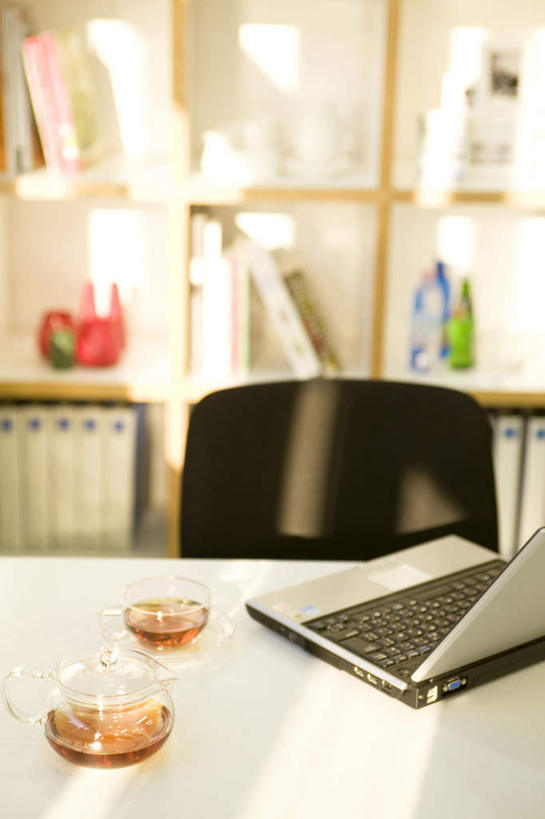 无人,竖图,室内,白天,正面,电脑,笔记本电脑,柜子,书房,桌子,杯子,书籍,椅子,一排,许多,阴影,朦胧,模糊,整齐,光线,网络,材料,档案,方格,高脚杯,文件,影子,办公桌,木椅,墙,红酒杯,通讯设备,墙壁,墙面,玻璃制品,排列,两个,阳光,酒杯,资料,无线,队列,文档,通信设备,无线网络,档案柜,无线上网,便携式电脑,手提电脑,玻璃杯,书,图书,彩图