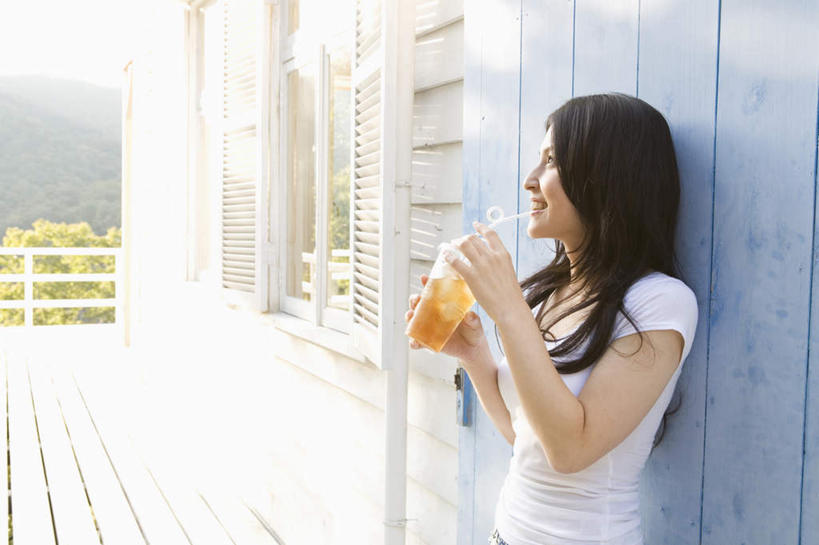 东方人,头发,一个人,栏杆,站,举,笑,摸,微笑,露齿笑,横图,室外,白天,正面,旅游,度假,幸福,草地,草坪,植物,茶,地板,门,杯子,亚洲,仅一个年轻女性,仅一个女性,仅一个人,抚摸,喝,握,阴影,条纹,服装,光线,影子,墙,围栏,地面,一杯,拿,拿着,休闲装,黄种人,娱乐,护栏,木地板,墙壁,墙面,玻璃制品,草,树,树木,饮料,一个,衣服,蓝色,绿色,白色,黑色,阳光,自然,水杯,门框,靠,靠着,托,倚靠,站着,享受,休闲,温馨,休闲服,放松,乐趣,握着,服饰,生长,单个,成长,柠檬茶,舒适,倚着,年轻女性,女人,女性,亚洲人,玻璃杯,触摸,接触,举起,举手,举着,向上举,向上伸,向上托,站立,半身,彩图