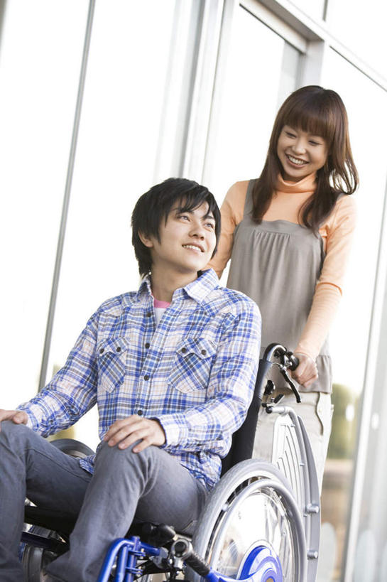 东方人,头发,两个人,伙伴,朋友,医院,站,坐,走,推,笑,摸,微笑,露齿笑,竖图,室内,白天,仰视,衬衫,友谊,窗户,落地窗,亚洲,抚摸,阴影,光线,方格,工具,影子,墙,扭头,注视,黄种人,玻璃窗,墙壁,墙面,一个,蓝色,黑色,阳光,轮椅,复健,观察,看,站着,转头,康复,器械,单个,观看,察看,医疗设备,关注,医疗器械,医疗工具,医疗机构,辅助设备,友情,男人,男性,年轻男性,年轻女性,女人,女性,亚洲人,长发,步行,触摸,接触,散步,站立,走路,坐着,半身,彩图,低角度拍摄,衬衣,病院,诊所