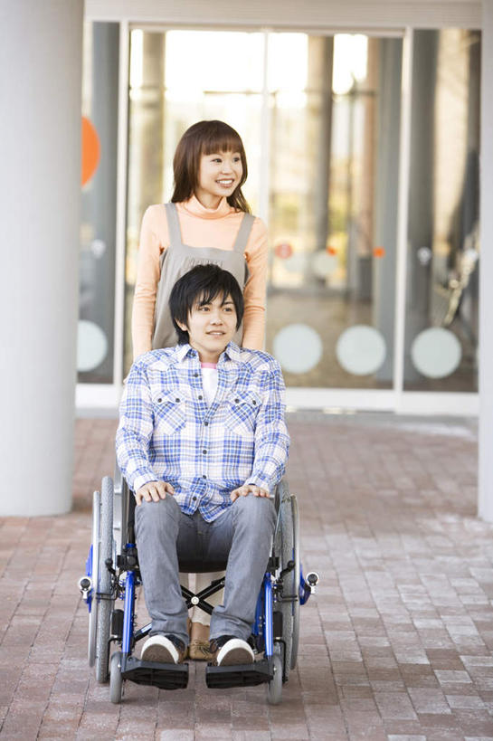 东方人,头发,两个人,伙伴,朋友,医院,站,坐,走,推,笑,摸,微笑,露齿笑,竖图,室外,白天,正面,衬衫,友谊,窗户,落地窗,亚洲,抚摸,阴影,光线,方格,工具,影子,墙,注视,黄种人,玻璃窗,墙壁,墙面,一个,蓝色,黑色,阳光,轮椅,复健,观察,看,站着,康复,器械,单个,观看,察看,医疗设备,关注,医疗器械,医疗工具,医疗机构,辅助设备,友情,男人,男性,年轻男性,年轻女性,女人,女性,亚洲人,长发,步行,触摸,接触,散步,站立,走路,坐着,彩图,全身,衬衣,病院,诊所