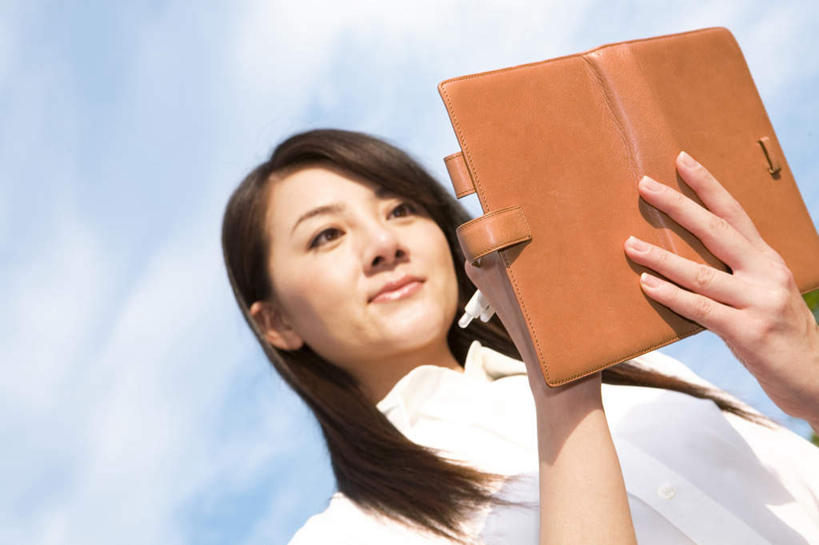 东方人,头发,一个人,站,捧,笑,摸,微笑,露齿笑,横图,室外,白天,仰视,旅游,度假,亚洲,仅一个年轻女性,仅一个女性,仅一个人,一本,抚摸,写,阴影,服装,光线,笔,影子,云,云朵,褐色,办公用品,记事本,云彩,注视,休闲装,黄种人,娱乐,文具,衣服,蓝色,白色,黑色,白云,蓝天,天空,阳光,本子,笔记本,学习用品,天,观察,记录,看,站着,享受,休闲,休闲服,放松,服饰,观看,文具用品,一支,察看,关注,年轻女性,女人,女性,亚洲人,长发,触摸,端,端着,接触,捧着,手捧,站立,半身,彩图,低角度拍摄