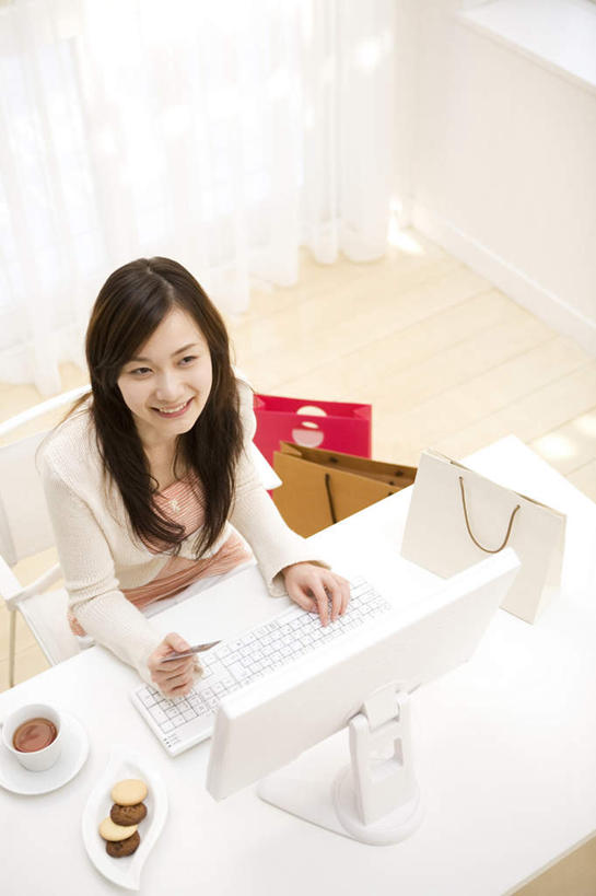 东方人,头发,一个人,坐,笑,摸,微笑,露齿笑,竖图,俯视,室内,白天,电脑,笔记本电脑,窗户,落地窗,桌子,杯子,亚洲,仅一个年轻女性,仅一个女性,仅一个人,抚摸,阴影,服装,光线,网络,瓷器,影子,办公桌,墙,咖啡杯,陶瓷制品,注视,休闲装,黄种人,通讯设备,玻璃窗,墙壁,墙面,衣服,白色,黑色,阳光,观察,看,靠,靠着,倚靠,休闲,休闲服,服饰,观看,察看,无线,倚着,关注,瓷杯,通信设备,无线网络,无线上网,便携式电脑,手提电脑,年轻女性,女人,女性,亚洲人,长发,触摸,接触,抬头,仰头,坐着,半身,彩图,高角度拍摄