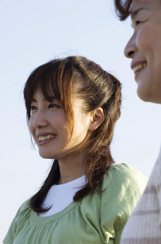 东方人,头发,两个人,家庭,夫妻,站,笑,微笑,露齿笑,竖图,室外,白天,仰视,爱情,旅游,度假,亚洲,阴影,服装,光线,影子,浪漫,注视,休闲装,黄种人,娱乐,衣服,黄色,蓝色,绿色,蓝天,天空,阳光,天,观察,看,站着,享受,休闲,温暖,温馨,一家人,休闲服,恩爱,放松,恋人,服饰,晴朗,观看,和睦,察看,关注,万里无云,男人,男性,年轻男性,年轻女性,女人,女性,亚洲人,长发,夫妇,情侣,晴空,晴空万里,站立,半身,彩图,低角度拍摄,伴侣,融洽