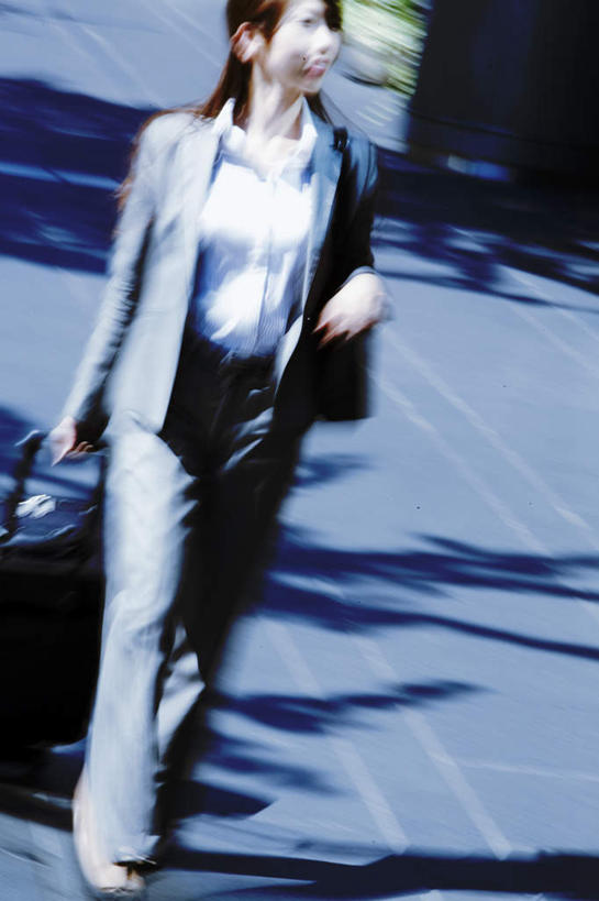 东方人,背,头发,一个人,商务人士,商务女性,站,走,笑,微笑,露齿笑,竖图,俯视,室外,白天,衬衫,旅游,度假,道路,街道,路,公路,亚洲,仅一个年轻女性,仅一个女性,仅一个人,套装,朦胧,模糊,包,拉杆箱,旅行箱,皮包,交通,拎,扭头,注视,黄种人,娱乐,一个,黑色,行李箱,箱子,背着,观察,看,站着,转头,享受,休闲,放松,单个,观看,出差,单肩包,察看,关注,商务装,工薪阶层,年轻女性,女人,女性,亚洲人,白领,上班族,马路,步行,散步,站立,走路,半身,彩图,高角度拍摄,衬衣,旅行,拎着