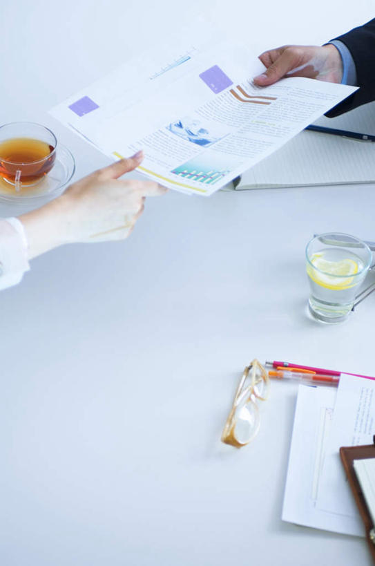 东方人,手,两个人,伙伴,朋友,商务人士,商务男性,商务女性,办公室,摸,竖图,俯视,室内,白天,衬衫,友谊,桌子,杯子,亚洲,许多,撑,抚摸,握,套装,传递,材料,瓷器,档案,文件,办公桌,咖啡杯,陶瓷制品,拿,拿着,黄种人,一个,资料,手部,握着,单个,撑着,文档,瓷杯,商务装,工薪阶层,友情,男人,男性,年轻男性,年轻女性,女人,女性,亚洲人,白领,上班族,触摸,接触,半身,彩图,高角度拍摄,衬衣