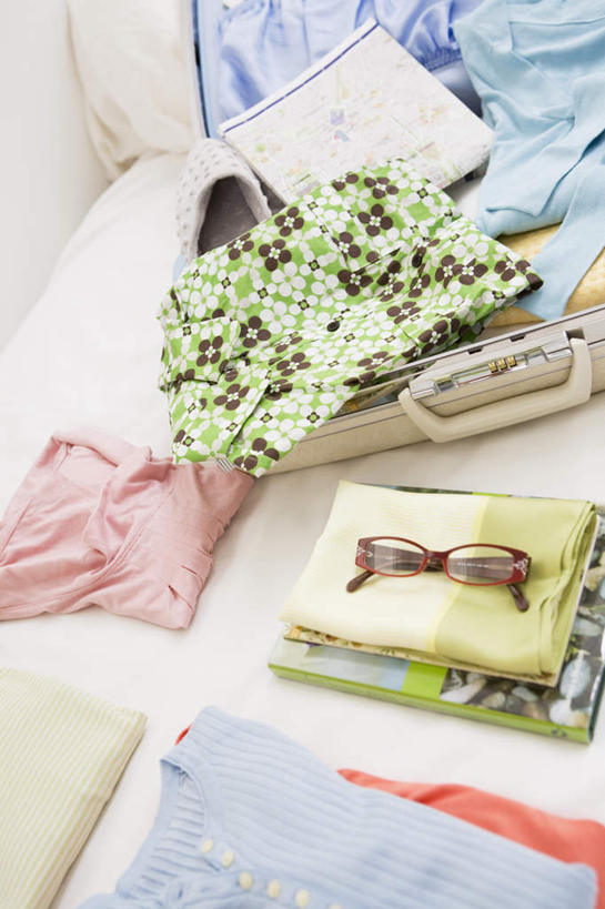 无人,竖图,俯视,室内,白天,床,卧室,书籍,一本,一堆,一副,许多,堆叠,堆积,服装,拉杆箱,旅行箱,眼镜,床单,休闲装,被子,一个,衣服,绿色,白色,行李箱,箱子,休闲,休闲服,服饰,单人床,单个,整理,堆,出差,被单,近视眼镜,书,图书,彩图,高角度拍摄,旅行,睡房,卧房