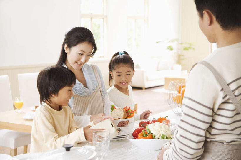 东方人,儿童,背部,头发,四个人,家庭,夫妻,母亲,父亲,女儿,儿子,客厅,站,坐,笑,摸,微笑,露齿笑,横图,室内,白天,正面,爱情,纯洁,植物,餐桌,桌子,柠檬,辣椒,蔬菜,餐具,水果,椅子,亚洲,抚摸,握,阴影,服装,新鲜,光线,碟子,盘,盆栽,影子,木椅,墙,花菜,花椰菜,西兰花,生食,食品,果实,盆景,浪漫,拿,拿着,注视,休闲装,黄种人,墙壁,墙面,食物,小孩,衣服,黄色,绿色,白色,黑色,阳光,自然,盘子,碟,碗,观察,看,站着,休闲,温暖,温馨,父子,母女,一家人,休闲服,恩爱,父爱,可爱,母爱,童年,童趣,握着,恋人,服饰,有机食品,绿色食品,生长,成长,餐台,观看,和睦,察看,起居室,关注,彩椒,童真,烂漫,无邪,辣角,红海椒,大椒,辣虎,广椒,天真,男孩,男人,男性,年轻男性,年轻女性,女孩,女人,女性,亚洲人,孩子,夫妇,情侣,进餐用具,烹调用具,益母果,柠果,甜椒,柿子椒,辣子,海椒,番椒,灯笼椒,触摸,接触,站立,坐着,半身,彩图,伴侣,融洽,男生,女生