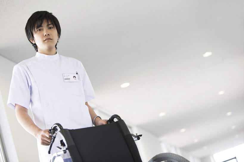 东方人,头发,一个人,医生,医院,站,推,笑,摸,微笑,露齿笑,横图,室内,白天,仰视,照明,亚洲,仅一个男性,仅一个人,抚摸,阴影,光线,壁灯,工具,影子,墙,灯光,注视,黄种人,墙壁,墙面,灯,仅一个年轻男性,一个,黑色,阳光,轮椅,灯具,复健,观察,看,站着,医护人员,医疗人员,康复,器械,单个,观看,照亮,察看,医疗设备,白大褂,照明设备,关注,医疗器械,医疗工具,医疗机构,辅助设备,男人,男性,年轻男性,亚洲人,大夫,触摸,接触,站立,半身,彩图,低角度拍摄,病院,诊所