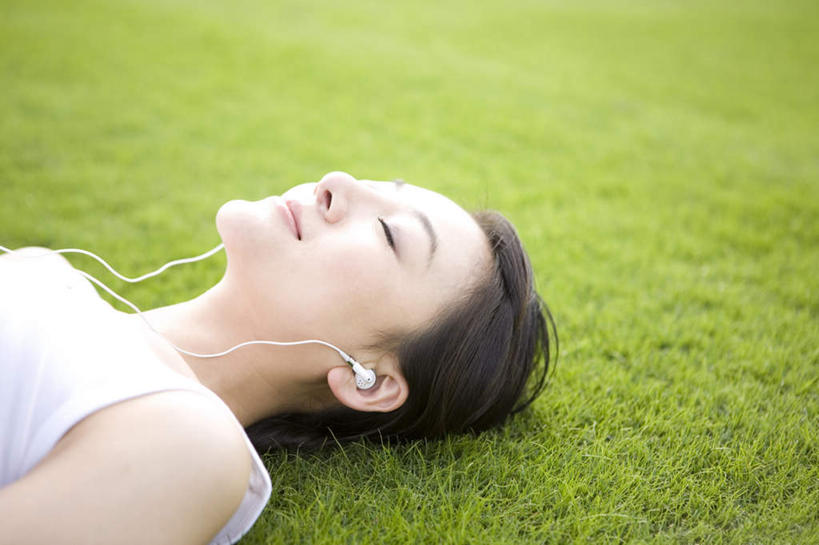 东方人,头发,一个人,躺,闭眼,笑,微笑,横图,俯视,室外,白天,旅游,度假,快乐,满意,幸福,草地,草坪,植物,亚洲,仅一个年轻女性,仅一个女性,仅一个人,阴影,服装,光线,影子,音响,音乐,休闲装,黄种人,娱乐,草,衣服,绿色,白色,黑色,阳光,耳机,享受,休闲,休闲服,放松,服饰,舒适,享乐,卧着,年轻女性,女人,女性,亚洲人,长发,闭眼睛,闭着眼,闭着眼睛,躺着,卧,半身,彩图,高角度拍摄