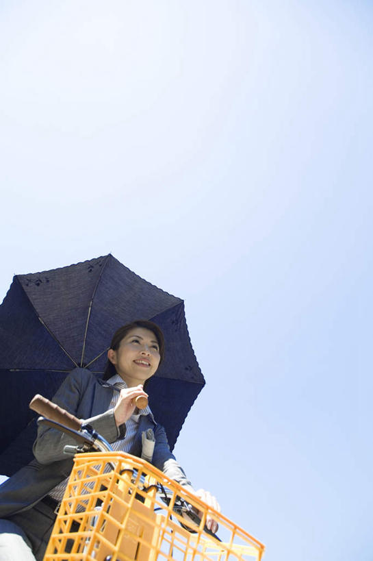 东方人,头发,一个人,商务人士,商务女性,坐,笑,摸,微笑,露齿笑,竖图,室外,白天,仰视,衬衫,旅游,度假,自行车,亚洲,仅一个年轻女性,仅一个女性,仅一个人,一把,一辆,撑,抚摸,握,阴影,套装,光线,伞,影子,雨伞,遮阳伞,拿,拿着,注视,黄种人,娱乐,阳伞,车,脚踏车,黄色,蓝色,黑色,蓝天,天空,阳光,交通工具,天,打开,观察,看,享受,休闲,放松,握着,晴朗,观看,察看,撑着,开启,关注,载具,商务装,工薪阶层,万里无云,年轻女性,女人,女性,亚洲人,长发,白领,上班族,晴空,晴空万里,触摸,接触,坐着,半身,彩图,低角度拍摄,衬衣
