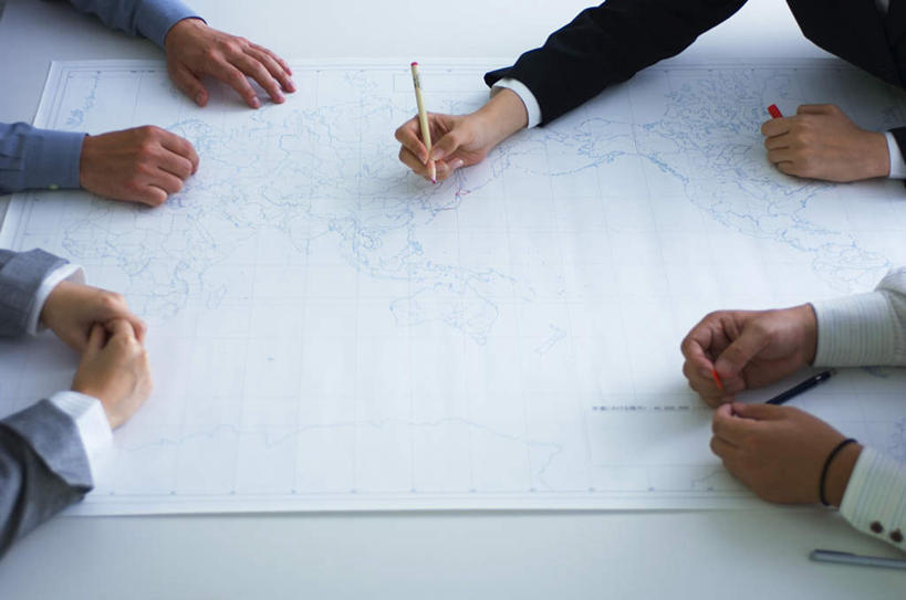 东方人,手,四个人,同事,商务人士,商务男性,商务女性,摸,说,横图,俯视,室内,白天,衬衫,讨论,成功,合作,团队,集体,信心,桌子,亚洲,一张,抚摸,握,套装,开会,会议,笔,图纸,办公桌,办公用品,设计图,拿,拿着,黄种人,队伍,文具,学习用品,手部,握着,文具用品,一支,领导,成就,商务装,合伙,领袖,工程图,草图,蓝图,工薪阶层,交流,男人,男性,年轻男性,年轻女性,女人,女性,亚洲人,白领,上班族,设计,触摸,沟通,讲话,交谈,接触,商讨,说话,谈话,半身,彩图,高角度拍摄,衬衣