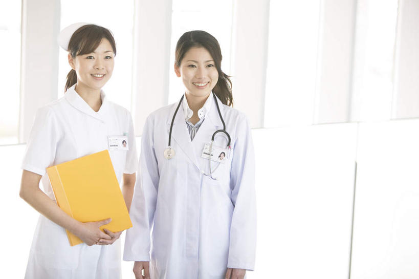 东方人,头发,两个人,伙伴,朋友,医生,医院,站,捧,笑,摸,微笑,露齿笑,横图,室内,白天,正面,友谊,亚洲,一排,抚摸,握,阴影,条纹,整齐,光线,材料,档案,文件,影子,墙,拿,拿着,注视,黄种人,墙壁,墙面,排列,一个,黄色,黑色,阳光,听诊器,资料,观察,看,站着,医护人员,医疗人员,握着,单个,观看,察看,医疗设备,队列,关注,文档,医疗机构,友情,年轻女性,女人,女性,亚洲人,长发,大夫,触摸,端,端着,接触,捧着,手捧,站立,半身,彩图,病院,诊所