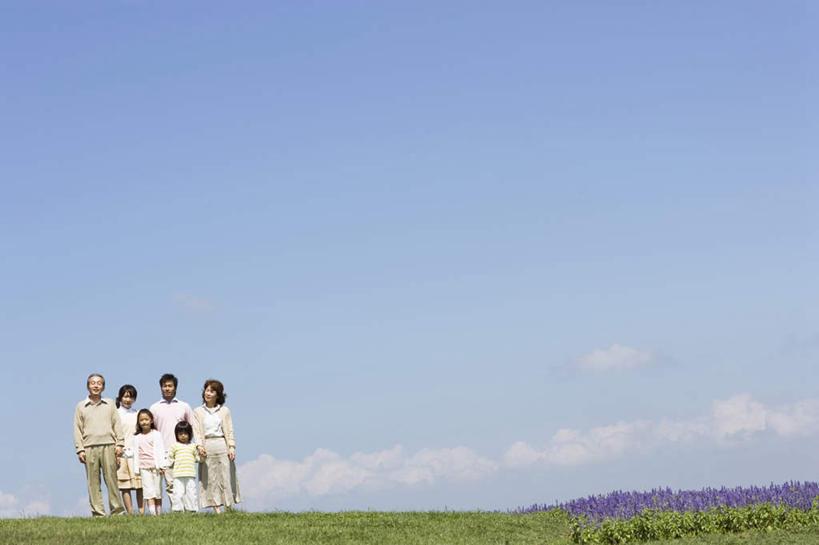 东方人,儿童,老年人,头发,夫妻,母亲,父亲,女儿,儿子,祖母,祖父,三代同堂,站,笑,摸,微笑,露齿笑,横图,室外,白天,正面,爱情,旅游,度假,纯洁,草地,草坪,美景,植物,亚洲,一排,抚摸,阴影,服装,整齐,光线,影子,景观,云,云朵,浪漫,云彩,注视,休闲装,黄种人,娱乐,祖孙三代,草,排列,小孩,衣服,蓝色,绿色,白色,黑色,白云,蓝天,天空,阳光,自然,天,观察,看,站着,享受,休闲,温暖,温馨,父女,父子,母女,母子,休闲服,景色,恩爱,放松,父爱,可爱,母爱,童年,童趣,恋人,服饰,奶奶,爷爷,观看,祖孙,和睦,察看,队列,关注,自然风光,童真,烂漫,无邪,外婆,外孙女,外祖母,外公,外祖父,外孙,外孙子,天真,老年男性,老年女性,男孩,男人,男性,年轻男性,年轻女性,女孩,女人,女性,亚洲人,孩子,年轻人,夫妇,情侣,全家福,孙女,孙子,触摸,接触,站立,彩图,全身,伴侣,融洽,男生,女生,爸爸,多代同堂,妈妈