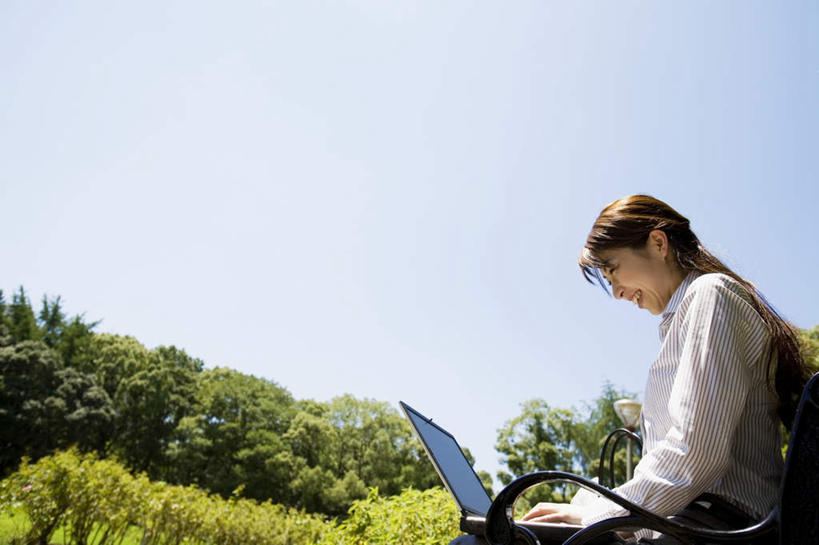 东方人,头发,一个人,坐,笑,摸,微笑,露齿笑,横图,室外,白天,侧面,旅游,度假,电脑,笔记本电脑,草地,草坪,植物,椅子,亚洲,仅一个年轻女性,仅一个女性,仅一个人,抚摸,敲打,阴影,服装,光线,网络,影子,注视,休闲装,黄种人,娱乐,输入,通讯设备,草,树,树木,衣服,黄色,蓝色,绿色,白色,蓝天,天空,阳光,自然,天,打字,低头,观察,看,靠,靠着,倚靠,享受,休闲,休闲服,放松,服饰,生长,晴朗,成长,观看,点击,一台,敲击,察看,无线,倚着,关注,通信设备,无线网络,无线上网,便携式电脑,万里无云,按键,手提电脑,年轻女性,女人,女性,亚洲人,晴空,晴空万里,触摸,接触,坐着,半身,彩图