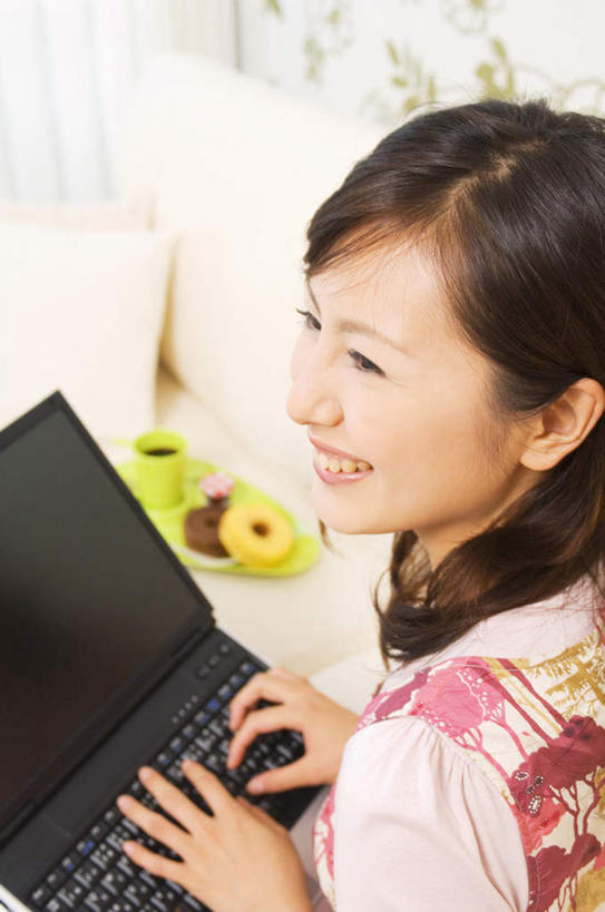 东方人,头发,一个人,客厅,坐,笑,摸,微笑,露齿笑,竖图,俯视,室内,白天,电脑,笔记本电脑,靠垫,沙发,亚洲,仅一个年轻女性,仅一个女性,仅一个人,抚摸,敲打,阴影,服装,光线,网络,影子,靠枕,扭头,注视,休闲装,黄种人,输入,通讯设备,衣服,白色,黑色,阳光,垫子,枕头,打字,观察,看,转头,休闲,休闲服,服饰,观看,点击,一台,敲击,察看,无线,起居室,关注,通信设备,无线网络,布艺沙发,无线上网,便携式电脑,按键,手提电脑,年轻女性,女人,女性,亚洲人,长发,触摸,接触,坐着,半身,彩图,高角度拍摄