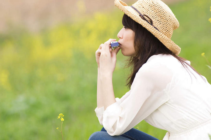 东方人,一个人,坐,摸,横图,室外,白天,侧面,旅游,度假,草地,草坪,植物,帽子,亚洲,仅一个年轻女性,仅一个女性,仅一个人,抚摸,握,阴影,服装,朦胧,模糊,盛开,光线,影子,口琴,乐器,拿,花蕾,拿着,注视,休闲装,黄种人,娱乐,草,花,花瓣,花朵,鲜花,一个,衣服,黄色,绿色,白色,阳光,遮阳帽,花苞,花蕊,油菜花,吹,观察,看,享受,休闲,休闲服,放松,握着,服饰,单个,观看,察看,关注,琴,一顶,年轻女性,女人,女性,亚洲人,触摸,接触,坐着,半身,彩图