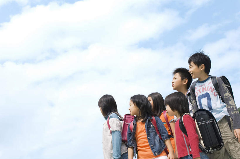 东方人,儿童,背,站,笑,摸,微笑,露齿笑,横图,室外,白天,侧面,旅游,度假,纯洁,亚洲,一堆,许多,抚摸,阴影,堆叠,堆积,服装,光线,包,书包,影子,云,云朵,许多人,云彩,注视,休闲装,黄种人,娱乐,小孩,衣服,黄色,红色,蓝色,黑色,灰色,白云,蓝天,天空,阳光,背包,天,背着,观察,看,站着,一群人,享受,休闲,休闲服,放松,可爱,童年,童趣,服饰,观看,堆,察看,关注,童真,烂漫,无邪,天真,男孩,男人,男性,女孩,女人,女性,亚洲人,触摸,接触,抬头,仰头,站立,半身,彩图,双肩包,男生,女生