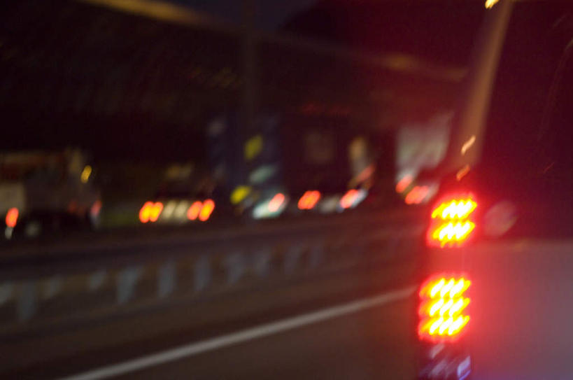 家,栏杆,横图,室外,夜晚,正面,旅游,度假,安全,道路,街道,路,公路,汽车,一排,许多,阴影,朦胧,模糊,整齐,反射,影子,房屋,屋子,红绿灯,围栏,灯光,信号灯,交通,娱乐,护栏,楼房,住宅,车,排列,交通工具,轿车,享受,休闲,放松,警示,队列,提示,载具,流通,交通信号灯,行人信号灯,马路,半身,彩图,房子