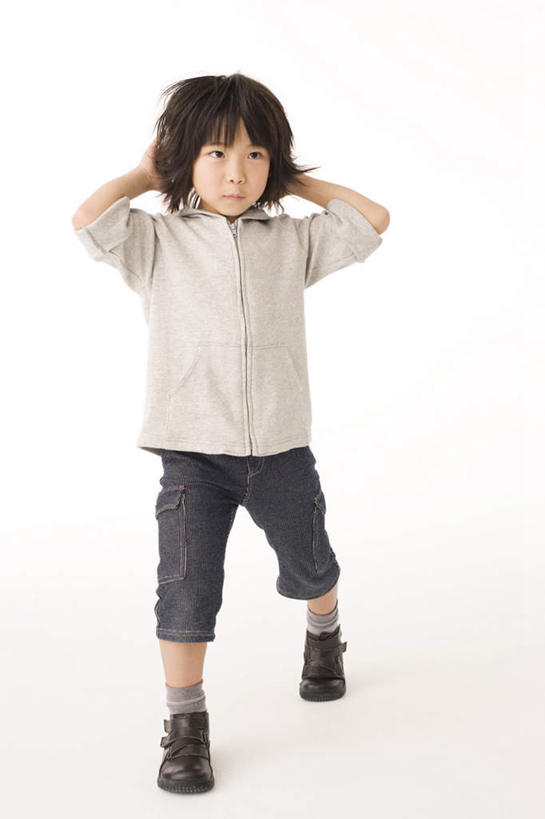 东方人,儿童,头发,一个人,站,举,笑,摸,微笑,露齿笑,竖图,室内,白天,白色背景,正面,纯洁,鞋子,亚洲,仅一个男性,仅一个人,一双,抚摸,服装,注视,休闲装,黄种人,小孩,衣服,黑色,灰色,观察,看,托,站着,仅一个小孩,休闲,休闲服,可爱,童年,童趣,摄影,服饰,影棚,观看,踮脚,察看,双手抱头,关注,童真,烂漫,无邪,天真,男孩,男人,男性,亚洲人,孩子,长发,触摸,接触,举起,举手,举着,向上举,向上伸,向上托,站立,彩图,全身,影棚拍摄,拍摄,男生