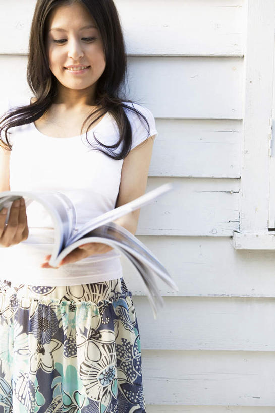 东方人,头发,一个人,站,捧,笑,摸,微笑,露齿笑,竖图,室外,白天,正面,裙子,阅读,报纸,书籍,亚洲,仅一个年轻女性,仅一个女性,仅一个人,一本,抚摸,握,学习,阴影,条纹,连衣裙,光线,影子,墙,拿,拿着,注视,黄种人,墙壁,墙面,白色,黑色,阳光,低头,观察,看,靠,靠着,倚靠,站着,浏览,握着,观看,察看,倚着,关注,年轻女性,女人,女性,亚洲人,长发,书,图书,触摸,端,端着,接触,捧着,手捧,站立,半身,彩图