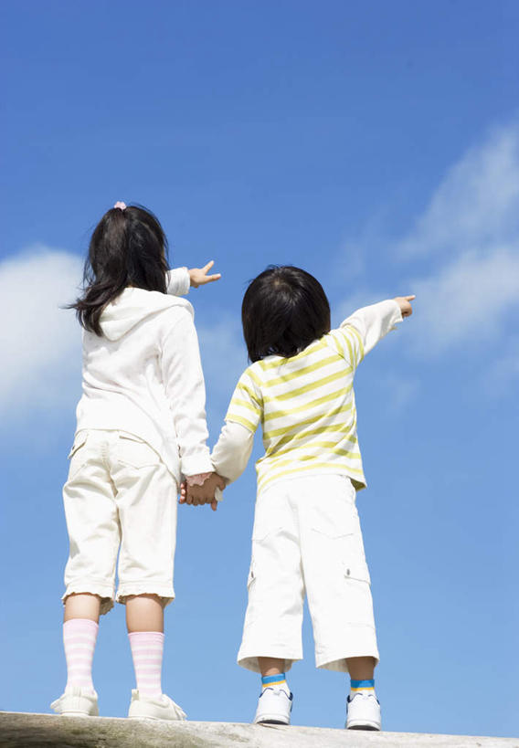 东方人,儿童,头发,两个人,伙伴,朋友,站,举,握手,摸,竖图,室外,白天,仰视,旅游,度假,友谊,纯洁,亚洲,抚摸,指,阴影,条纹,服装,光线,影子,云,云朵,云彩,注视,休闲装,黄种人,方向,娱乐,小孩,衣服,蓝色,绿色,黑色,白云,蓝天,天空,阳光,天,观察,看,手势,托,站着,享受,休闲,休闲服,放松,可爱,童年,童趣,服饰,观看,察看,指向,食指,关注,童真,烂漫,无邪,天真,友情,男孩,男人,男性,女孩,女人,女性,亚洲人,触摸,接触,举起,举手,举着,拉手,手拉手,手握手,向上举,向上伸,向上托,站立,彩图,低角度拍摄,全身,男生,女生