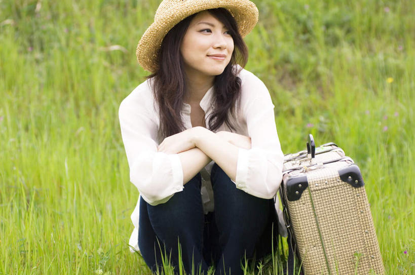 东方人,一个人,坐,笑,摸,双手交叉,微笑,露齿笑,横图,室外,白天,正面,旅游,度假,草地,草坪,植物,帽子,亚洲,仅一个年轻女性,仅一个女性,仅一个人,抚摸,服装,盛开,包,花蕾,旅行包,扭头,注视,休闲装,黄种人,娱乐,草,花,花瓣,花朵,鲜花,一个,衣服,黄色,绿色,白色,黑色,遮阳帽,花苞,花蕊,观察,看,转头,享受,休闲,休闲服,放松,服饰,单个,观看,察看,双手抱胸,关注,一顶,旅游包,提包,年轻女性,女人,女性,亚洲人,触摸,接触,坐着,半身,彩图