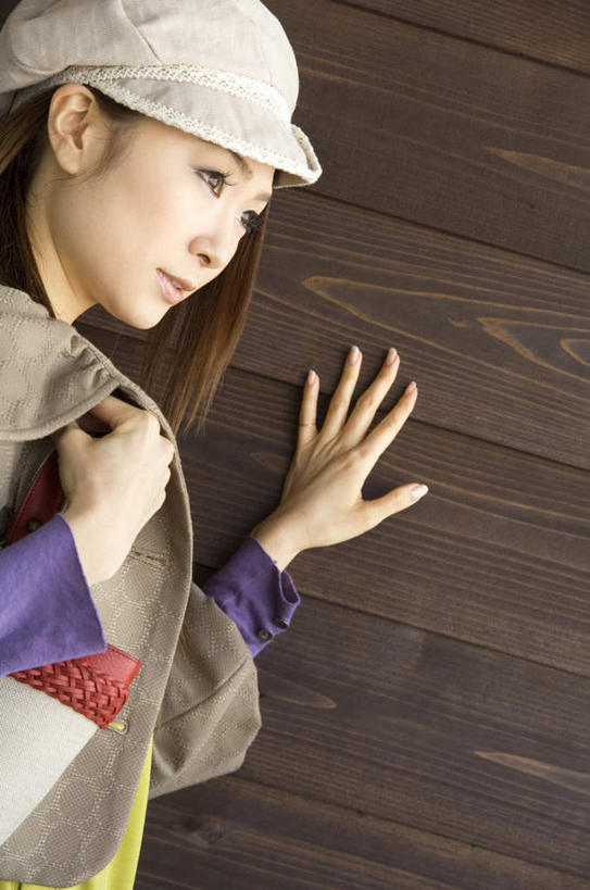 东方人,背,一个人,站,笑,摸,微笑,露齿笑,竖图,室内,白天,侧面,帽子,亚洲,仅一个年轻女性,仅一个女性,仅一个人,撑,抚摸,阴影,服装,光线,木制,包,皮包,纹理,影子,墙,褐色,注视,休闲装,黄种人,墙壁,墙面,一个,衣服,白色,灰色,阳光,木制品,背着,扶,观察,看,站着,休闲,休闲服,服饰,单个,观看,单肩包,察看,撑着,扶着,关注,一顶,年轻女性,女人,女性,亚洲人,触摸,接触,站立,半身,彩图