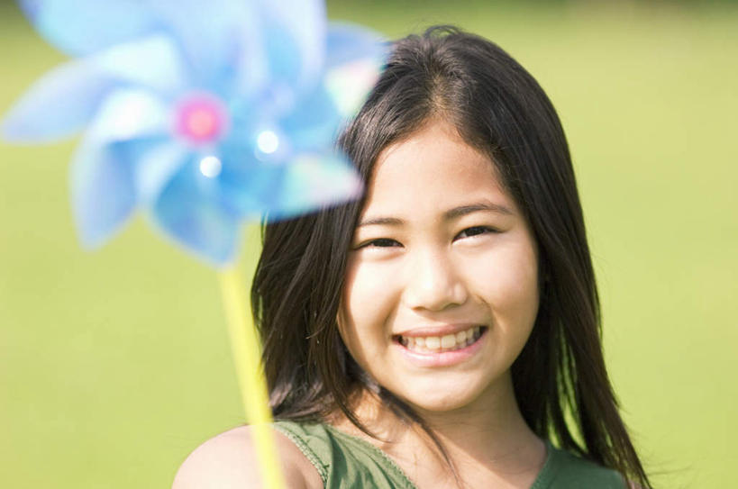 东方人,儿童,脸,头,脸颊,头发,一个人,站,举,笑,摸,微笑,露齿笑,横图,室外,特写,白天,正面,旅游,度假,快乐,自由,幸福,纯洁,草地,草坪,植物,风车,玩具,亚洲,仅一个女性,仅一个人,抚摸,阴影,服装,朦胧,模糊,光线,影子,注视,休闲装,黄种人,娱乐,草,一个,小孩,衣服,蓝色,绿色,黑色,阳光,观察,看,托,站着,仅一个小孩,享受,休闲,喜庆,休闲服,放松,活力,可爱,童年,童趣,服饰,单个,观看,希望,吉祥,察看,象征,关注,和平,梦想,童真,烂漫,无邪,忠诚,进取,灵动,勇敢,勤奋,天真,团结,幸运,女孩,女人,女性,亚洲人,孩子,头部,脸部,脸蛋,面部,触摸,接触,举起,举手,举着,向上举,向上伸,向上托,站立,半身,彩图,女生