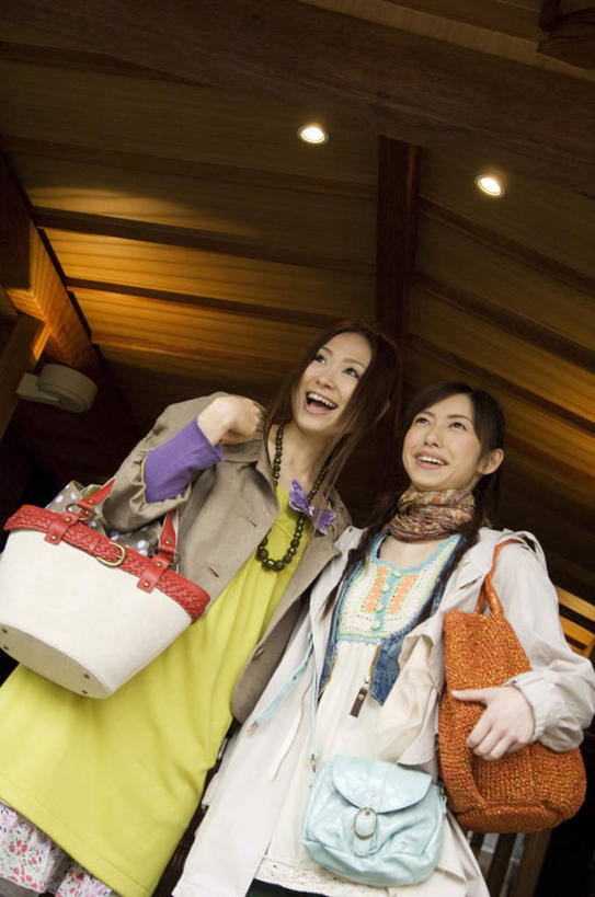 东方人,背,头发,两个人,伙伴,朋友,宾馆,站,笑,摸,微笑,露齿笑,竖图,室内,白天,仰视,旅游,度假,友谊,亚洲,服装,包,皮包,墙,拎,注视,休闲装,黄种人,娱乐,墙壁,墙面,衣服,黄色,蓝色,白色,黑色,背着,观察,看,站着,享受,休闲,休闲服,放松,服饰,观看,单肩包,察看,关注,友情,年轻女性,女人,女性,亚洲人,长发,触摸,接触,站立,半身,彩图,低角度拍摄,客店,客栈,旅店,旅馆,旅舍,汽车旅馆,拎着