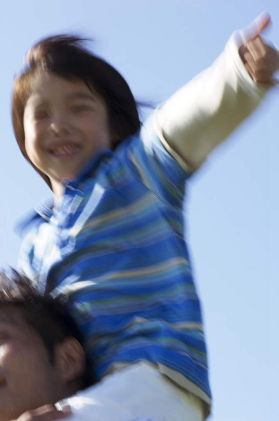 东方人,儿童,头发,两个人,家庭,父亲,儿子,站,坐,举,笑,微笑,露齿笑,竖图,室外,白天,仰视,旅游,度假,纯洁,亚洲,指,阴影,条纹,服装,光线,影子,云,云朵,云彩,扭头,注视,休闲装,黄种人,方向,娱乐,小孩,衣服,蓝色,黑色,白云,蓝天,天空,阳光,天,观察,看,手势,托,站着,转头,享受,休闲,温暖,温馨,父子,一家人,休闲服,放松,父爱,可爱,童年,童趣,服饰,观看,和睦,察看,指向,食指,关注,童真,烂漫,无邪,天真,男孩,男人,男性,年轻男性,亚洲人,孩子,年轻人,举起,举手,举着,向上举,向上伸,向上托,站立,坐着,半身,彩图,低角度拍摄,融洽,男生