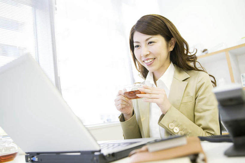 东方人,头发,一个人,商务人士,商务女性,办公室,坐,举,捧,笑,摸,微笑,露齿笑,横图,室内,白天,正面,电脑,笔记本电脑,窗户,落地窗,桌子,杯子,椅子,亚洲,仅一个年轻女性,仅一个女性,仅一个人,抚摸,喝,握,阴影,套装,光线,网络,材料,瓷器,档案,文件,影子,办公桌,木椅,墙,咖啡杯,陶瓷制品,拿,拿着,注视,黄种人,通讯设备,玻璃窗,墙壁,墙面,一个,黑色,阳光,资料,观察,看,靠,靠着,托,倚靠,握着,单个,观看,一台,察看,无线,倚着,关注,文档,瓷杯,通信设备,商务装,无线网络,无线上网,便携式电脑,工薪阶层,手提电脑,年轻女性,女人,女性,亚洲人,长发,卷发,白领,上班族,触摸,端,端着,接触,举起,举手,举着,捧着,手捧,向上举,向上伸,向上托,坐着,半身,彩图