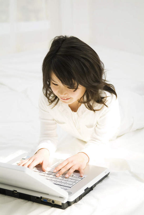 东方人,儿童,头发,一个人,笑,摸,微笑,露齿笑,竖图,俯视,室内,白天,纯洁,电脑,笔记本电脑,床,卧室,亚洲,仅一个男性,仅一个人,抚摸,敲打,服装,网络,床单,注视,休闲装,黄种人,输入,通讯设备,被子,小孩,衣服,白色,黑色,打字,低头,观察,看,趴着,仅一个小孩,休闲,休闲服,可爱,童年,童趣,服饰,单人床,观看,点击,一台,敲击,察看,无线,被单,关注,通信设备,无线网络,无线上网,便携式电脑,童真,烂漫,无邪,天真,按键,手提电脑,男孩,男人,男性,亚洲人,孩子,长发,触摸,接触,趴,半身,彩图,高角度拍摄,睡房,卧房,男生